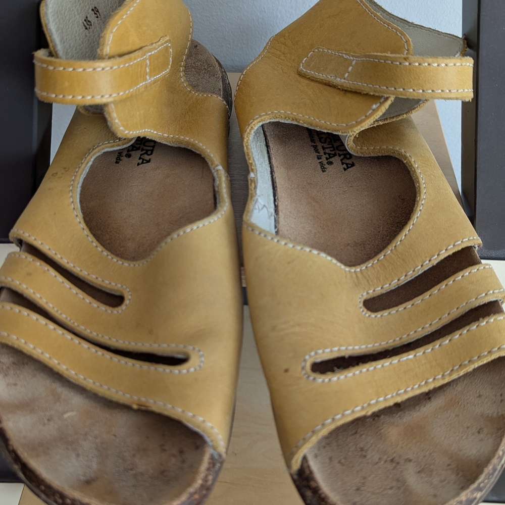 El Naturalista Mustard Yellow Leather Women's Hook-and-Loop Sandals